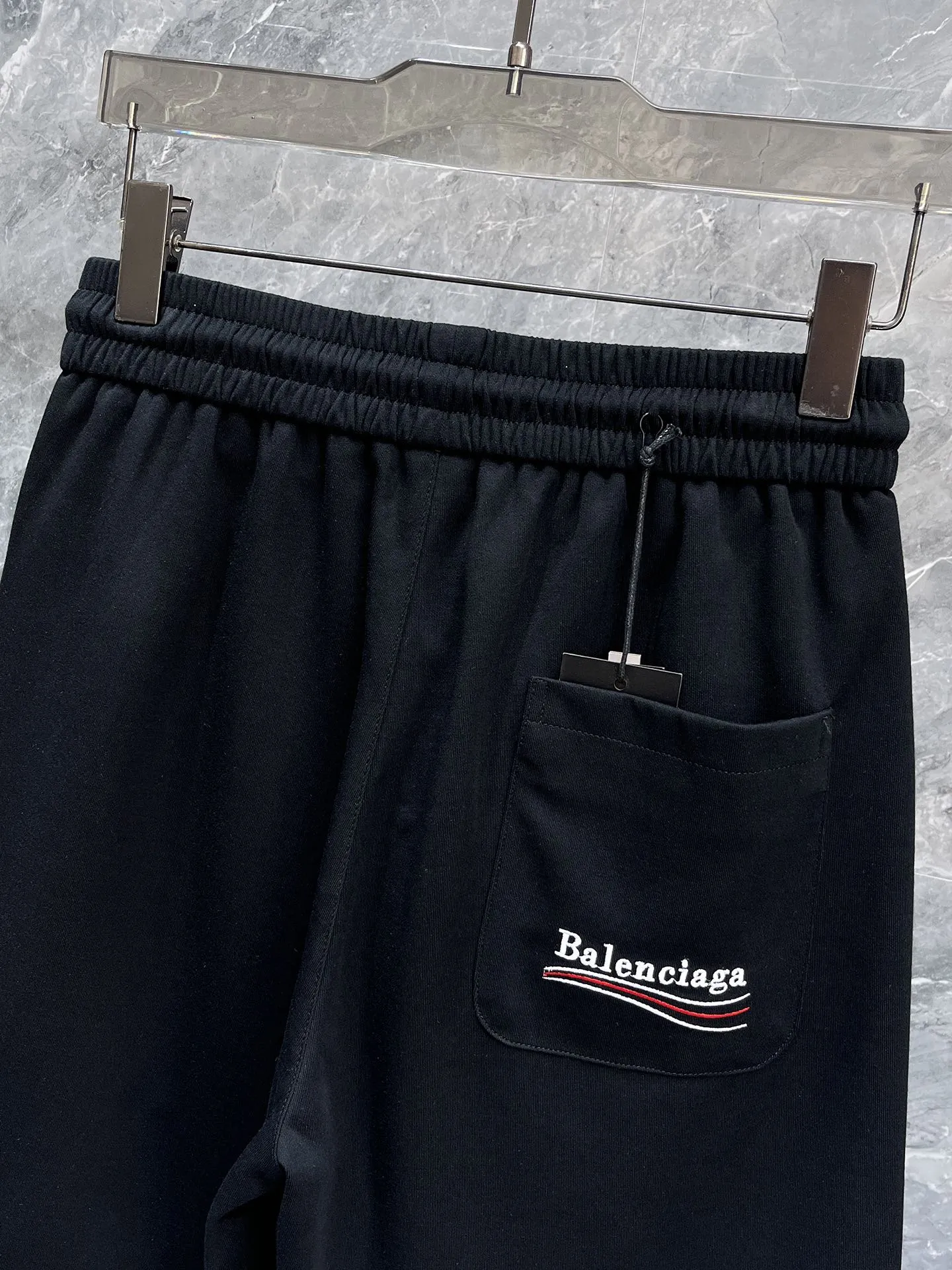 Balenciaga's three-standard complete 2026 summer New Arrival men's casual shorts, advanced custom-made Breathable fabric, Breathable fabric, extremely stretchy and comfortable, impeccable details, top-grade accessories, original logo design concept, delicate and soft feel! The upper body fit is awesome! Size: M-XXXL Please state your height and weight when ordering